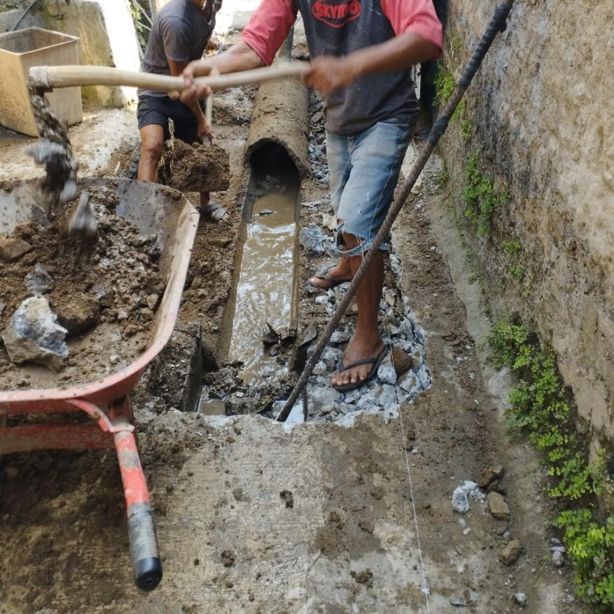 PEMBANGUNAN SALURAN DRAINASE RW 11 